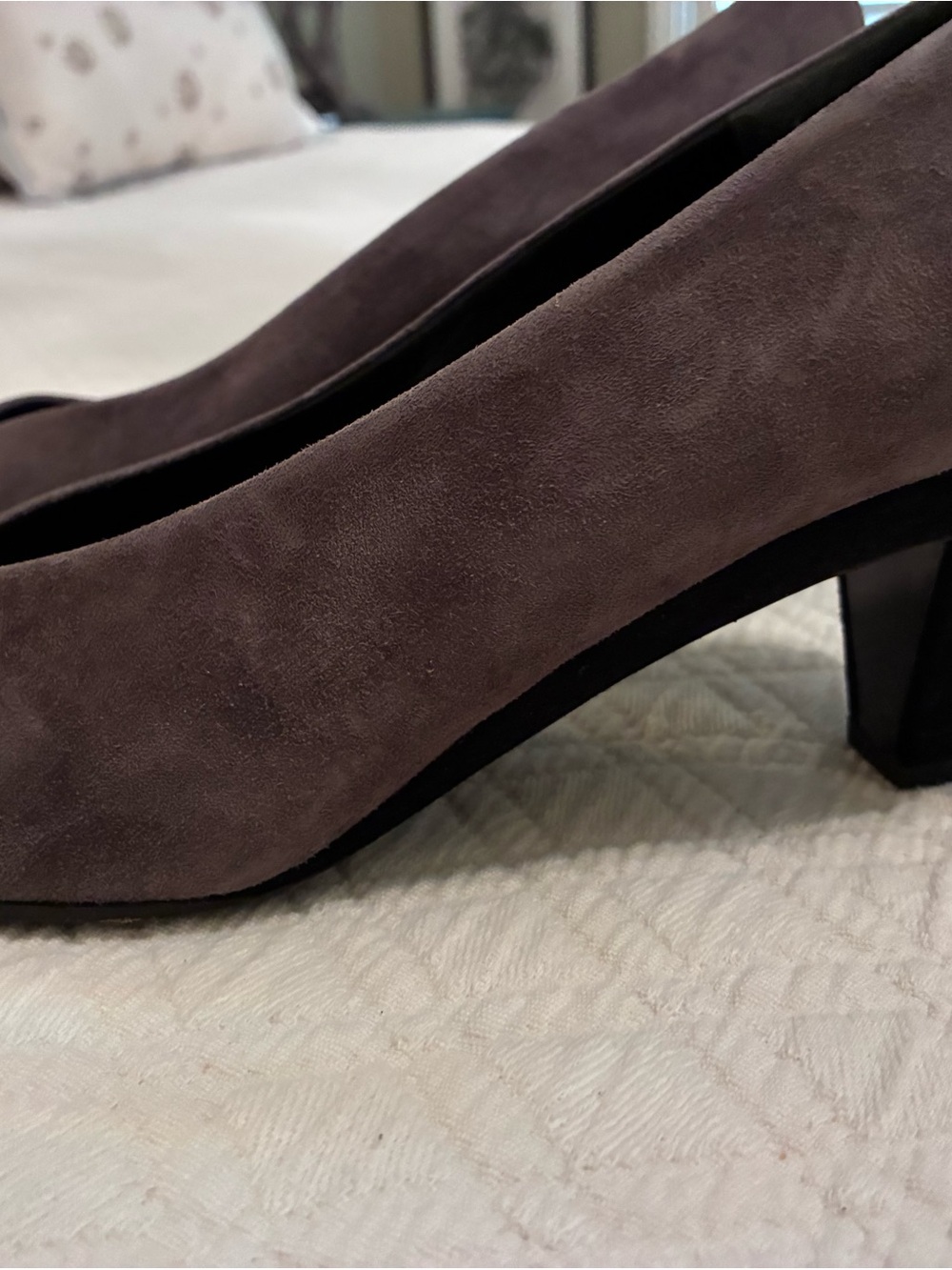 Sophisticated Charles Jourdan Suede Pumps!